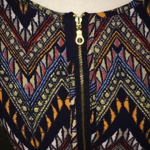 ❤️ Beautiful native print top size small.